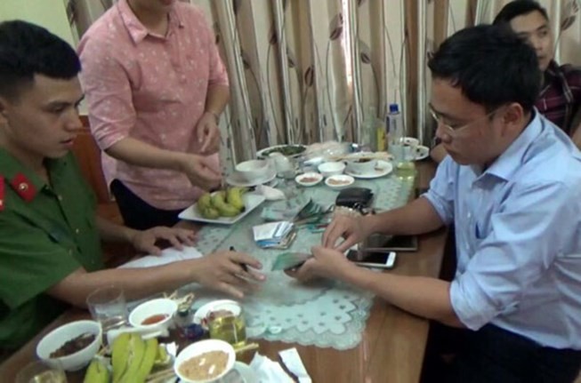 Ông Phong cùng tang vật. Ảnh CAND