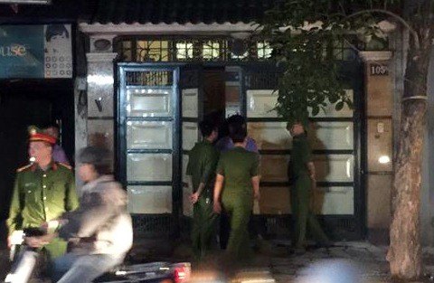 Công an khám xét nhà ông Phan Hữu Tuấn tại phố Yên Phụ, quận Tây Hồ tối 17/4. Ảnh: Nguyễn Hoàn