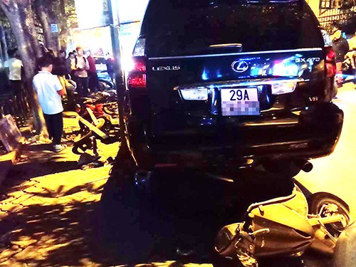 Chiếc Lexus gây tai nạn liên hoàn ở đường Trích Sài (Tây Hồ, Hà Nội).