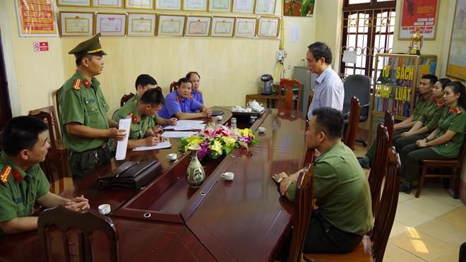 Cơ quan chức năng đọc lệnh khởi tố Phạm Văn Khuông - Phó GĐ Sở GD&ĐT. Ảnh: Nguyễn Lân