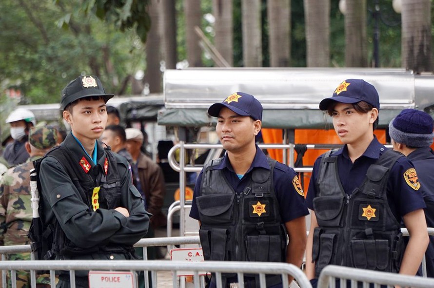 Cảnh sát dựng rào chuẩn bị trước giờ bóng lăn trận Việt Nam - Thái Lan