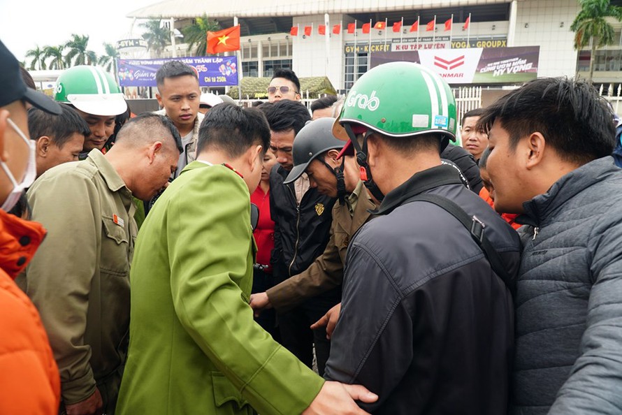 Cảnh sát đưa người bán 'vé giả' trận Việt Nam - Thái Lan về trụ sở