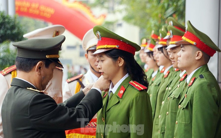 Thứ trưởng Nguyễn Văn Sơn gắn quân hàm cho tân sĩ quan Học viện Cảnh sát.