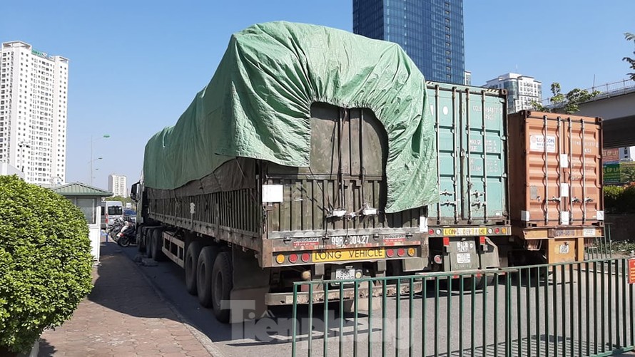 Tạm giam 3 đối tượng trong đường dây buôn lậu hàng trăm tấn dược liệu