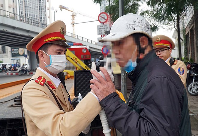 CSGT Hà Nội kiểm tra nồng độ cồn tài xế. 