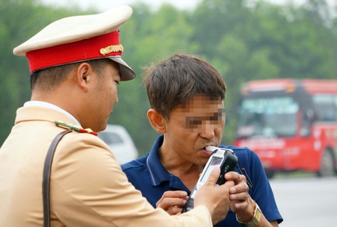 Tài xế lái xe tải trên cao tốc vi phạm nồng độ cồn 'khủng'