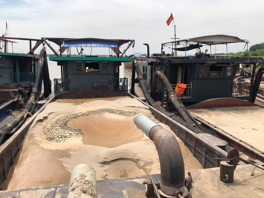Tàu khai thác trái phép bị CSGT phát hiện.