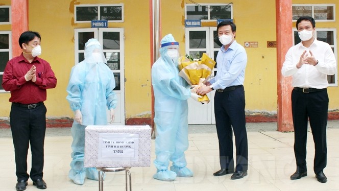 Ông Phạm Xuân Thăng tặng hoa, chúc mừng ngày thầy thuốc tại huyện Bình Giang.