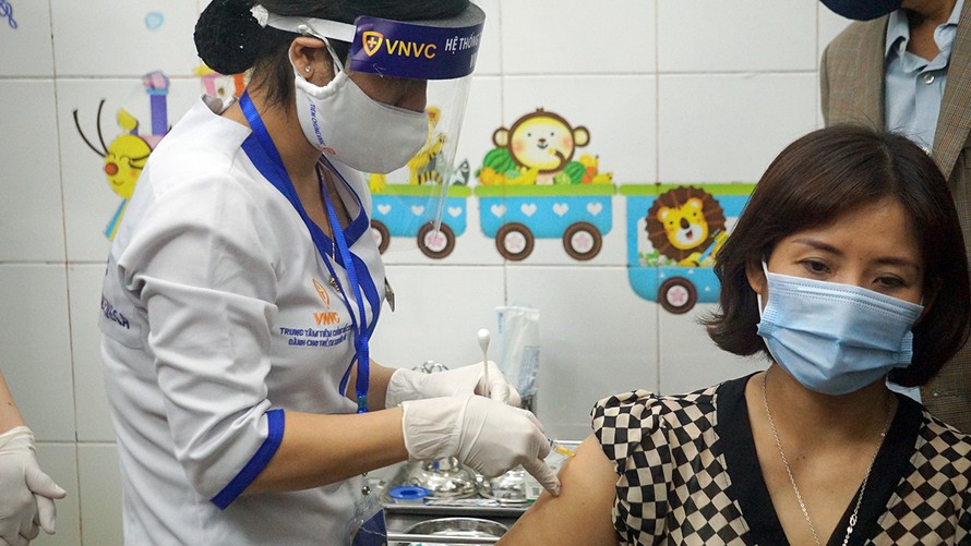 Chị Phạm Thị Tuyết Nhung là người đầu tiên được tiêm vắc xin COVID-19 tại TTYT thành phố Hải Dương sáng 8/3.