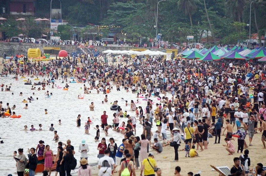 Bãi biển Đồ Sơn chật kín khách tắm biển ngày hè năm 2020. Ảnh: Nguyễn Hoàn