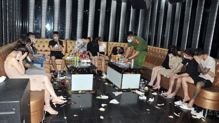 Dàn chân dài và hàng chục thanh niên trong quán hát Bad Boy, huyện Bình Giang (Hải Dương).