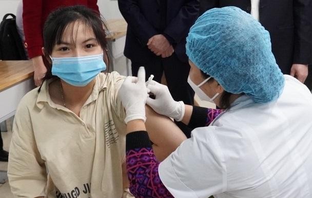 Nữ sinh trường THPT Hồng Quang (TP Hải Dương) tiêm vắc xin phòng COVID-19 ngày 23/11.