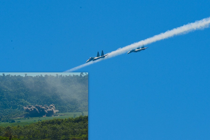 Hai chiếc tiêm cường kích đa năng SU-30MK2 được mệnh danh “Hổ mang chúa” bổ nhào phóng rocket vào mục tiêu