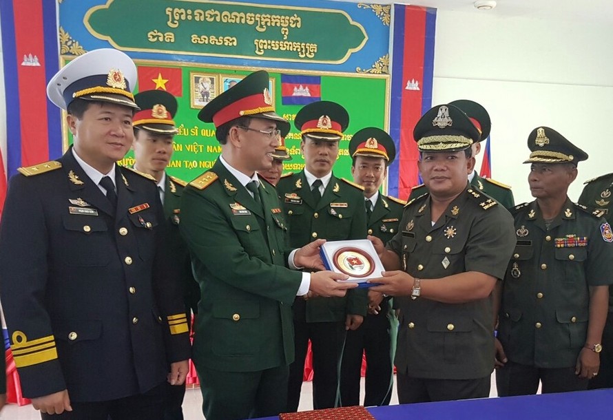 Thượng tá Đinh Quốc Hùng trao tặng logo Thanh niên QĐND Việt Nam cho đại diện Trường Sĩ quan tạo nguồn, Quân đội Hoàng gia Campuchia, ngày 20/11