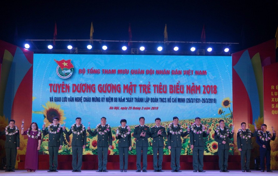 Lãnh đạo Cục Chính trị Bộ Tổng tham mưu và Ban Thanh niên Quân đội trao tặng danh hiệu Gương mặt trẻ tiêu biểu cho các cá nhân xuất sắc 