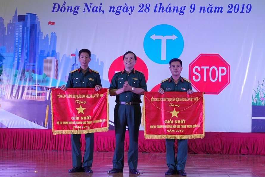 Thừa ủy quyền của lãnh đạo Tổng cục Chính trị, Thiếu tướng Nguyễn Văn Bình, Phó Chính ủy Tổng cục Kỹ thuật trao giải Nhất cho đội thi Quân đoàn 4 và Trường Sĩ quan Lục quân 2