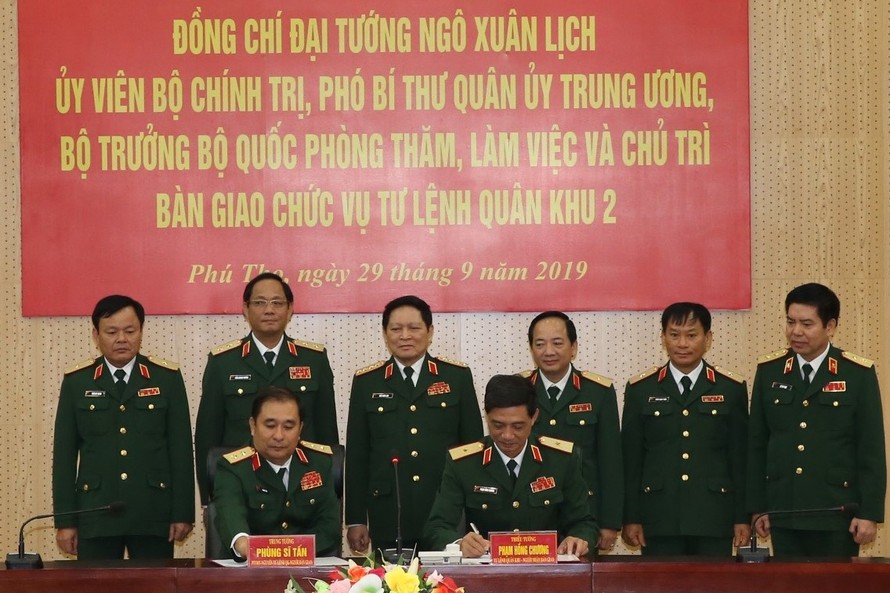 Đại tướng Ngô Xuân Lịch chứng kiến ký biên bản bàn giao giữa Trung tướng Phùng Sĩ Tấn và Thiếu tướng Phạm Hồng Chương.