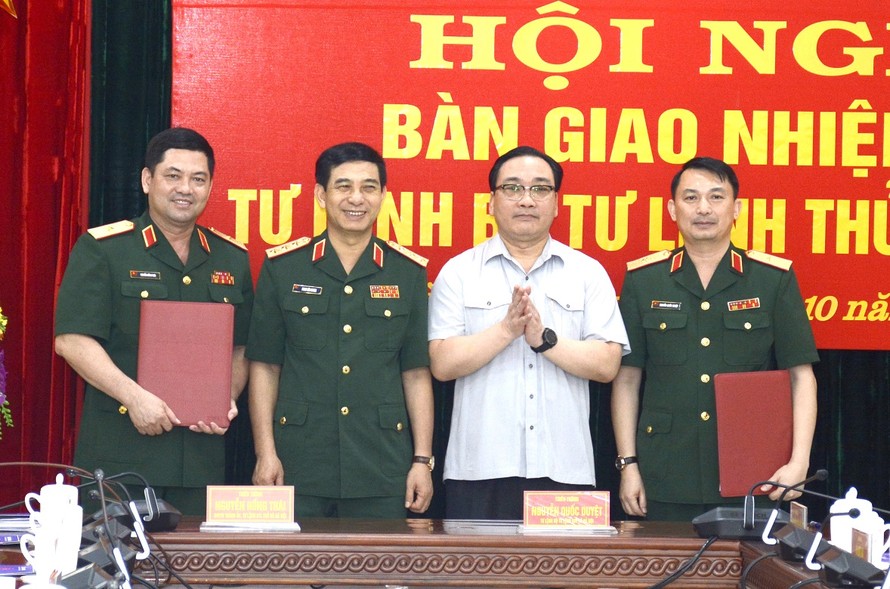 Bí thư Thành ủy Hà Nội Hoàng Trung Hải và Thượng tướng Phan Văn Giang chúc mừng Thiếu tướng Nguyễn Hồng Thái (ngoài cùng bên trái) và Thiếu tướng Nguyễn Quốc Duyệt (ngoài cùng bên phải)