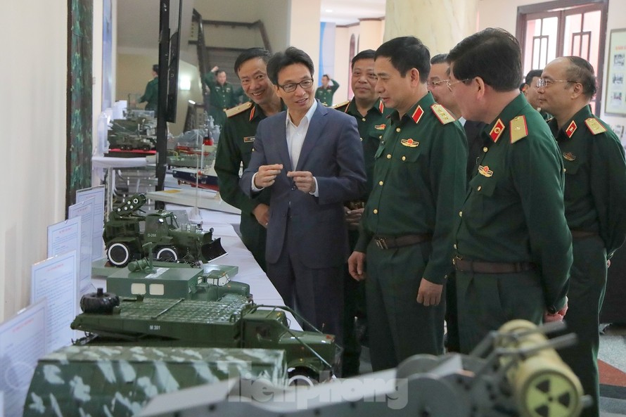 Phó Thủ tướng Vũ Đức Đam và các đại biểu tham quan sản phẩm nghiên cứu khoa học tại Bộ Quốc phòng, sáng 12/11 
