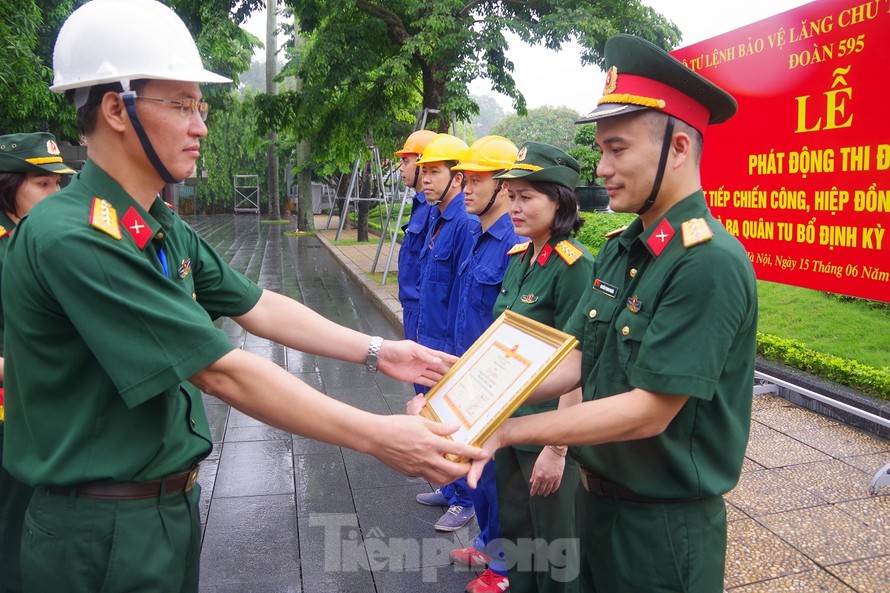 Lãnh đạo Đoàn 595 trao thưởng cho các tập thể, cá nhân tiêu biểu tai lễ phát động thi đua