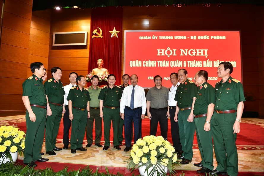 Thủ tướng Nguyễn Xuân Phúc và các đại biểu dự Hội nghị Quân chính toàn quân, sáng 24/6 