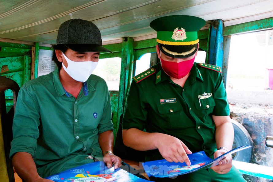 Cán bộ Đồn Biên phòng Cần Thạnh (TPHCM) hướng dẫn người dân các biện pháp phòng chống dịch COVID-19