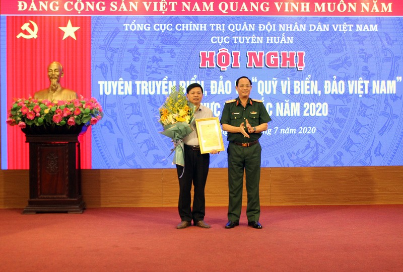 Thượng tướng Trần Quang Phương trao thưởng cho tác giả đạt giải Nhất Cuộc thi sáng tạo logo “Quỹ vì biển, đảo Việt Nam”.