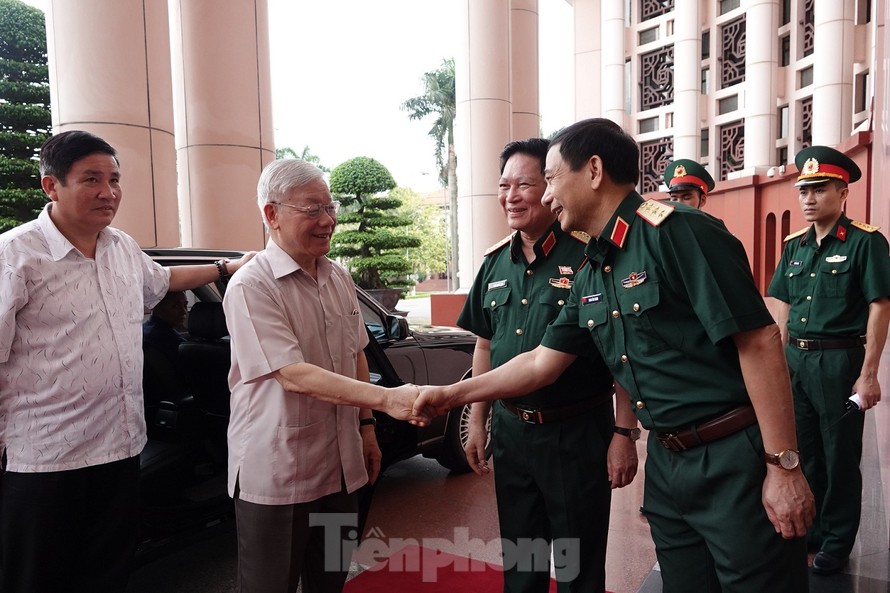 Lãnh đạo Bộ Quốc phòng đón Tổng Bí thư, Chủ tịch nước Nguyễn Phú Trọng tới dự và chỉ đạo Hội nghị cho ý kiến về dự thảo Văn kiện Đại hội đại biểu Đảng bộ Quân đội lần thứ XI, tháng 5/2020. Ảnh: Nguyễn Minh