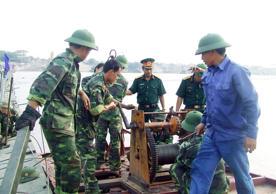 Thiếu tướng Nguyễn Hữu Hùng (khi đó là thượng tá) đang chỉ huy, kiểm tra công tác an toàn trong bắc cầu phao Đuống phục vụ sửa chữa cầu Đuống năm 2010.