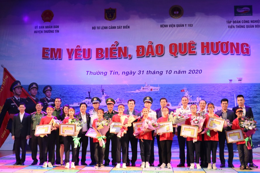 Lãnh đạo Bộ Tư lệnh CSB Việt Nam và UBND huyện Thường Tín trao giải thưởng cho các học sinh đạt giải xuất sắc trong cuộc thi lần này