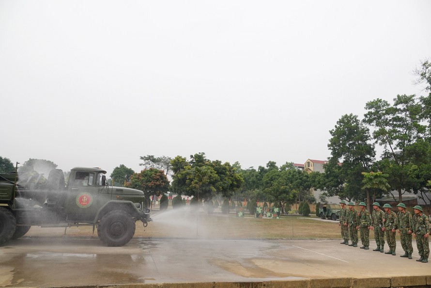 Tiểu đoàn 905, Binh chủng Hóa học luyện tập phương án sử dụng giàn phun khử trùng cải tiến trên xe ARS-14 để tham gia dập dịch tại các ổ dịch COVID-19 trong cộng đồng. Ảnh: Nguyễn Minh