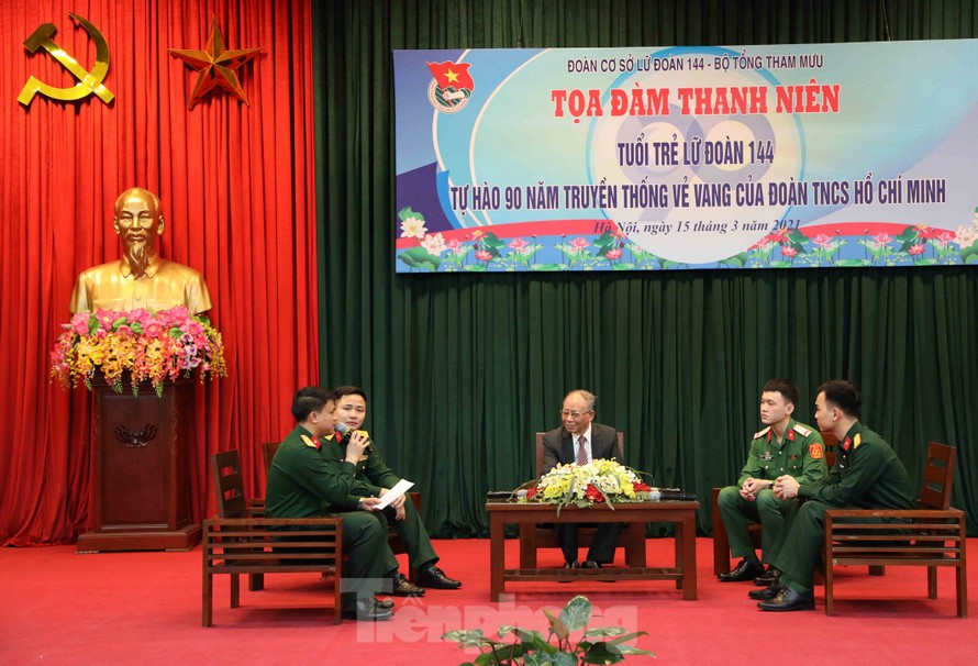 Các đại biểu tham gia chương trình tọa đàm, tối 15/3