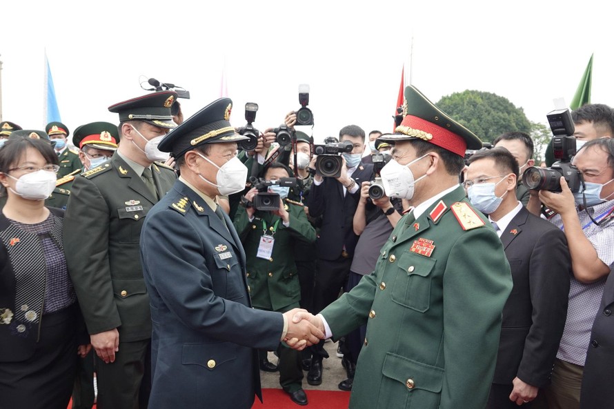 Bộ trưởng Quốc phòng Trung Quốc (bên trái) đón Bộ trưởng Quốc phòng Việt Nam sang Đông Hưng tham dự các hoạt động giao lưu, hội đàm, sáng 24/4. Ảnh: Nguyễn Minh 