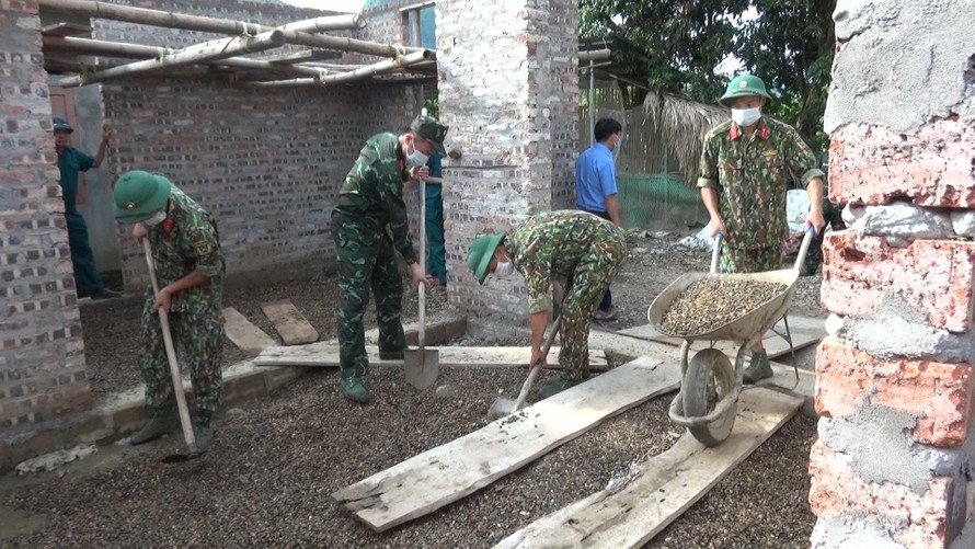 Cán bộ, ĐVTN Trung đoàn 246 giúp người dân cải tạo, sửa chữa công trình nhà ở, tháng 7/2021