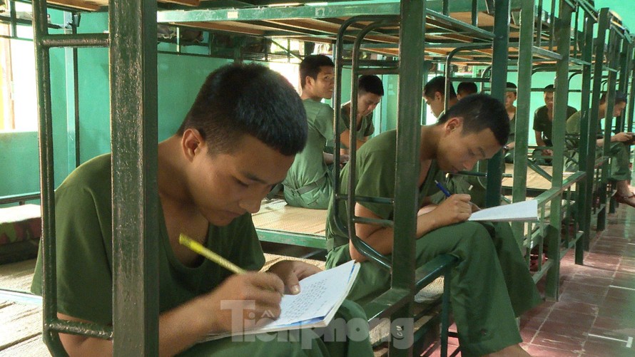 Chiến sĩ Sư đoàn 3 viết thư gửi về cho gia đình trong thời gian huấn luyện chiến sĩ mới 