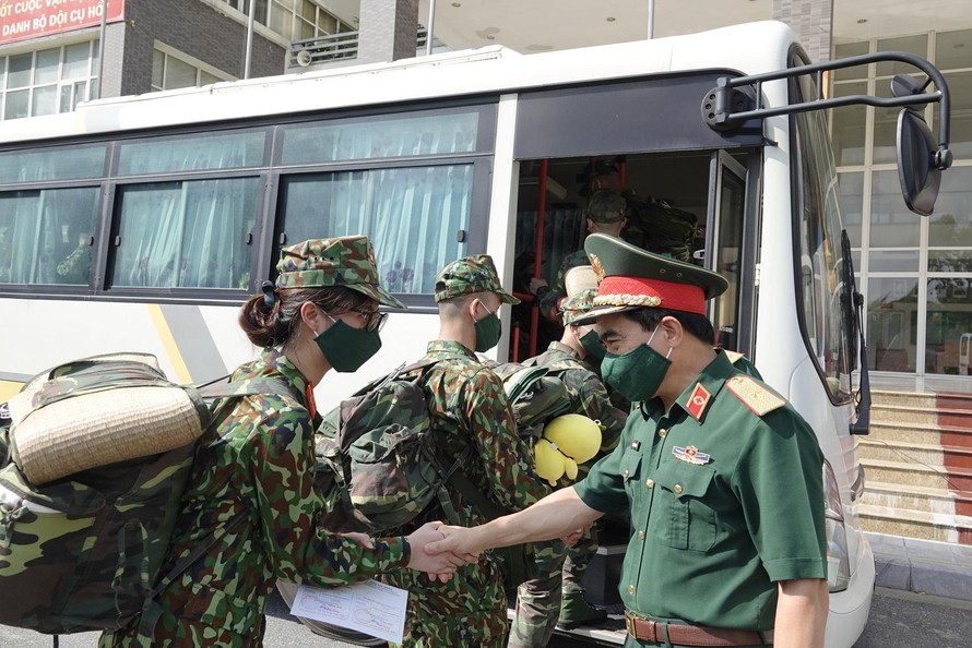 Lãnh đạo Học viện Quân y động viên học viên lên đường vào Nam chống dịch, sáng 21/8. Ảnh: Nguyễn Minh