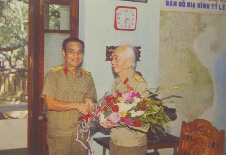 Tháng 8/1996, Đại tá Vũ Bảy, Lữ đoàn trưởng Lữ đoàn 144 (nay đã nghỉ hưu) thay mặt cán bộ, chiến sĩ Lữ đoàn tới chúc mừng sinh nhật Đại tướng Võ Nguyên Giáp