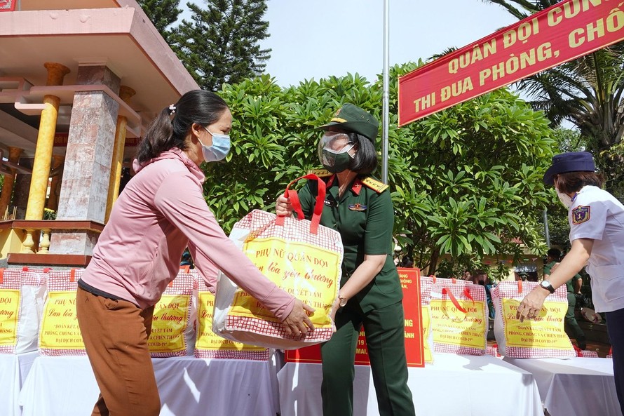 Đại tá Phùng Thị Phú, Trưởng ban Phụ nữ Quân đội trao tặng nhu yếu phẩm thiết yếu cho người dân quận Hoàng Mai, sáng 9/9. Ảnh: Nguyễn Minh