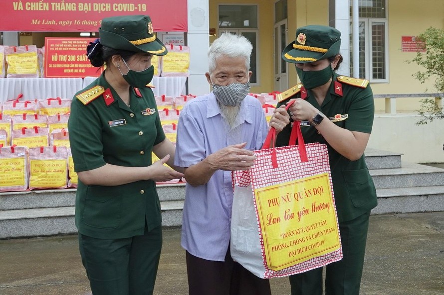 Ban Phụ nữ Quân đội trao gửi yêu thương tới người dân có hoàn cảnh khó khăn ở huyện Mê Linh, sáng 16/9. Ảnh: Nguyễn Minh