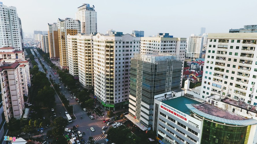 Luật quy hoạch được thông qua sẽ giải quyết tình trạng ồ ạt xây cao ốc khi chưa đủ hạ tầng như tuyến đường Lê Văn Lương (Hà Nội). Ảnh internet