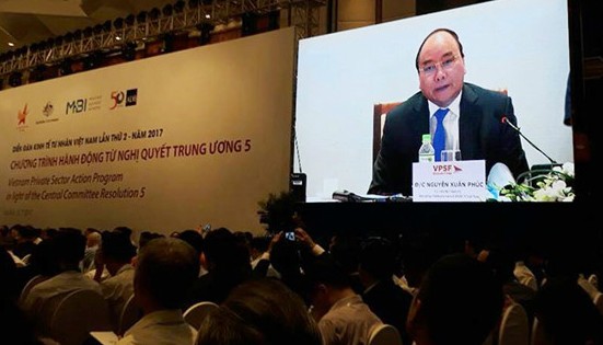 Thủ tướng nói về việc người Việt chuyển số tiền lớn ra nước ngoài tại Diễn đàn kinh tế tư nhân 2017. 