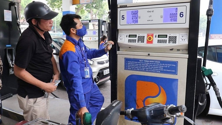Giá xăng giảm lần thứ 8 liên tiếp từ đầu năm 2020. ảnh minh họa 