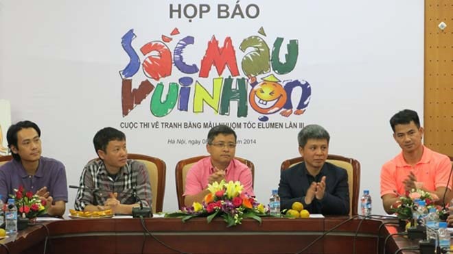 Các thành viên ban giám khảo trong buổi họp báo phát động cuộc thi. Từ phải qua trái: danh hài Xuân Bắc, đại diện Goldwell Việt Nam (ông) Trần Anh Tuấn, tổng biên tập Tạp Chí Truyền Hình (ông) Nguyễn Thành Lưu, họa sỹ biếm họa Nguyễn Xuân Khoa (họa sỹ Còm
