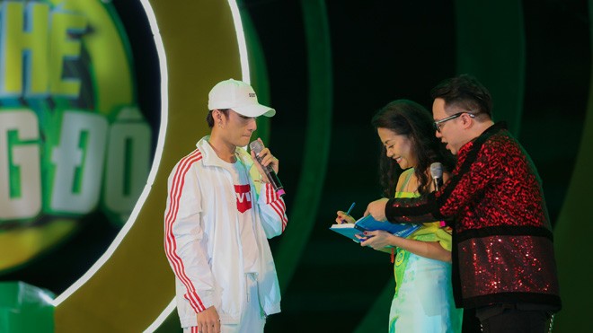 Sau màn trình diễn các hit triệu view, Sơn Tùng đã nhận được món quà bất ngờ từ tác giả “Chuyện nhà Dr Thanh” ngay trên sân khấu