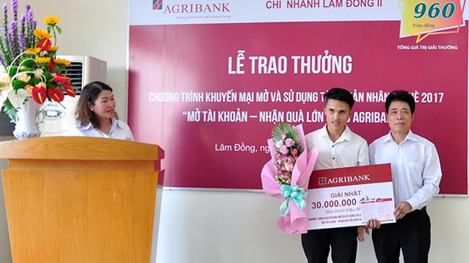 Ông Nguyễn Ngọc Sanh – Giám đốc Agribank Lâm Đồng II trao thưởng cho khách hàng