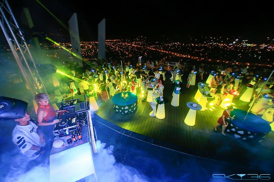 Khám phá bữa tiệc lấp lánh đêm Noel ở sky bar cao nhất Đà Nẵng