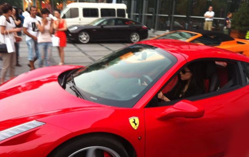 Lưu Diệc Phi lái chiếc Ferrari 458 đi mua sắm. Ảnh: 163.