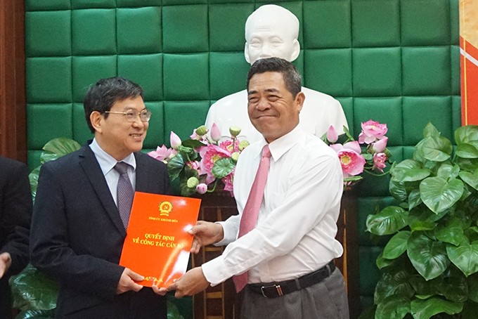 Đồng chí Lê Thanh Quang (phải) trao quyết định và chúc mừng đồng chí Nguyễn Duy Bắc. Ảnh báo Khánh Hòa