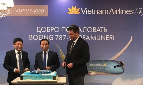 Đại sứ Việt Nam tại LB Nga Ngô Đức Mạnh (giữa) cùng đại diện Vietnam Airlines và lãnh đạo sân bay Domodedovo cắt bánh chúc mừng sự kiện chuyến bay đầu tiên khai thác bằng Boeing 787-9 của Vietnam Airlines đến Nga