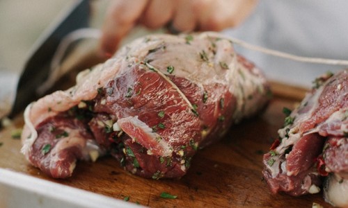 Để thịt ra ngoài một khoảng thời gian trước khi chế biến.